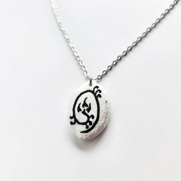 Iridescent Victorian Gothic floral necklace with a small silver chain - Picture 9 of 11